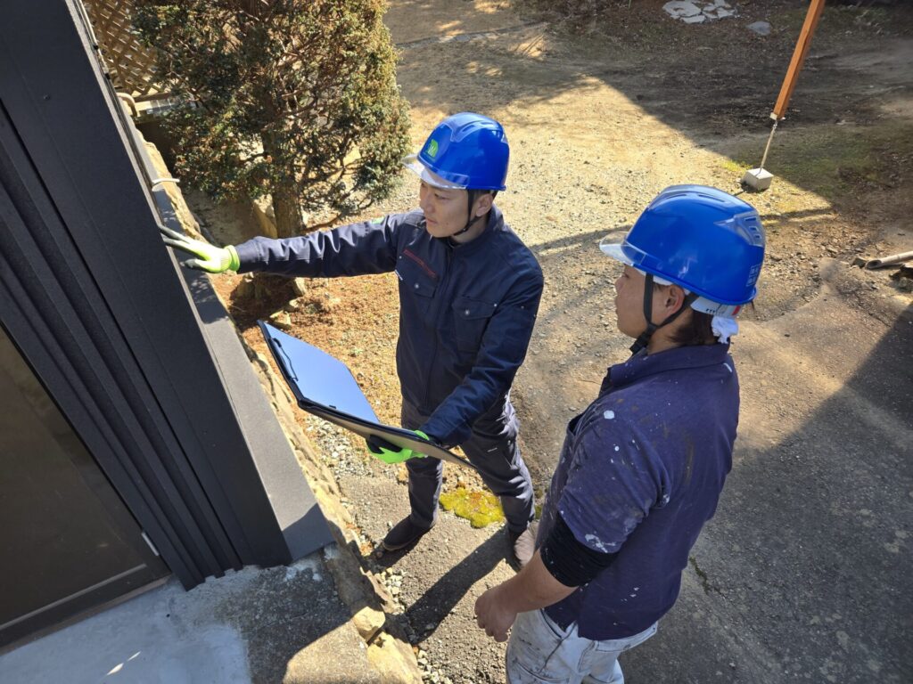 外壁の状態をチェックしている