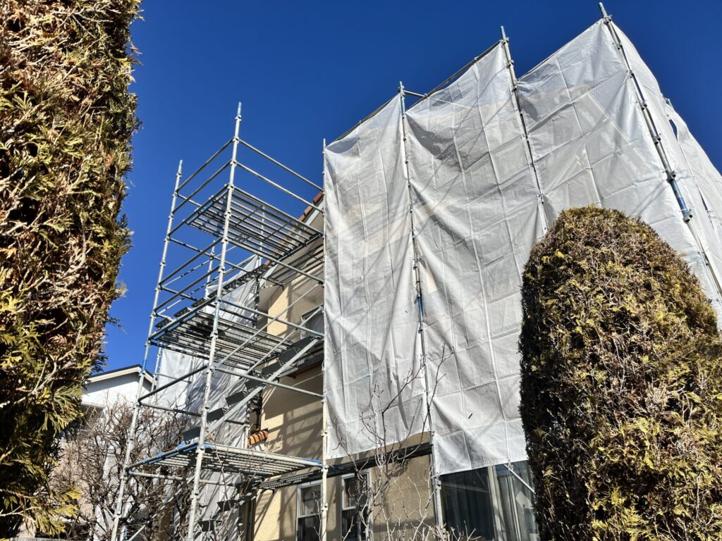 足場設置されている家