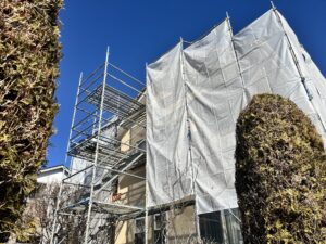 足場設置されている家