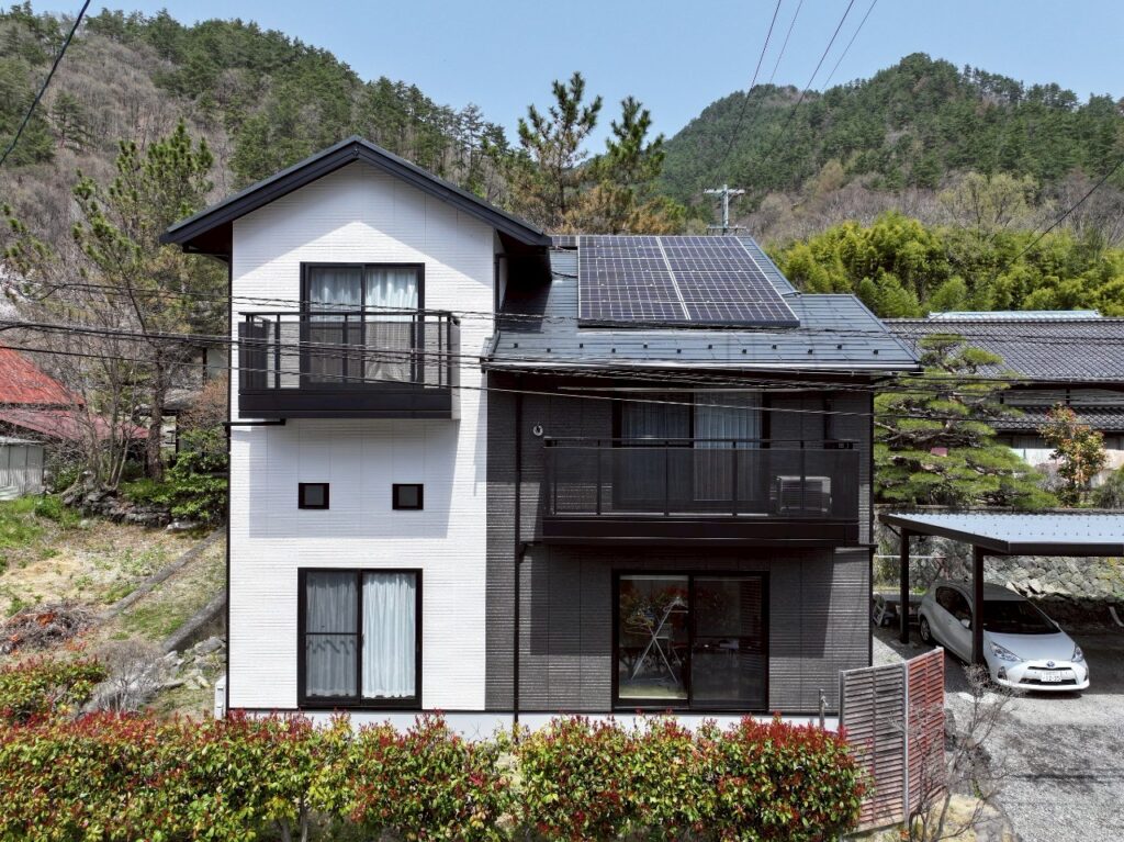 上田市　ツートン外壁　色分け　バイカラー外壁