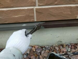 施工中　水切り塗装