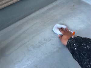 施工中　ベランダ塗装