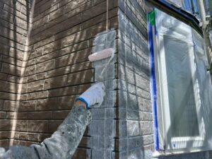外壁塗装　施工中　下塗り