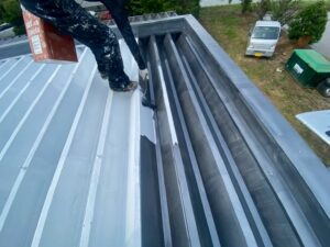 伊那市屋根施工中